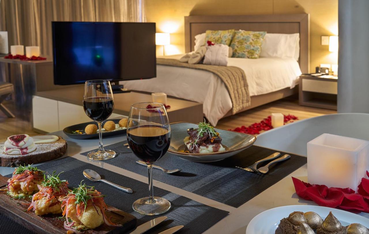 Hotel 100 Luxury Suites By Preferred Bogota Ngoại thất bức ảnh A room at the hotel
