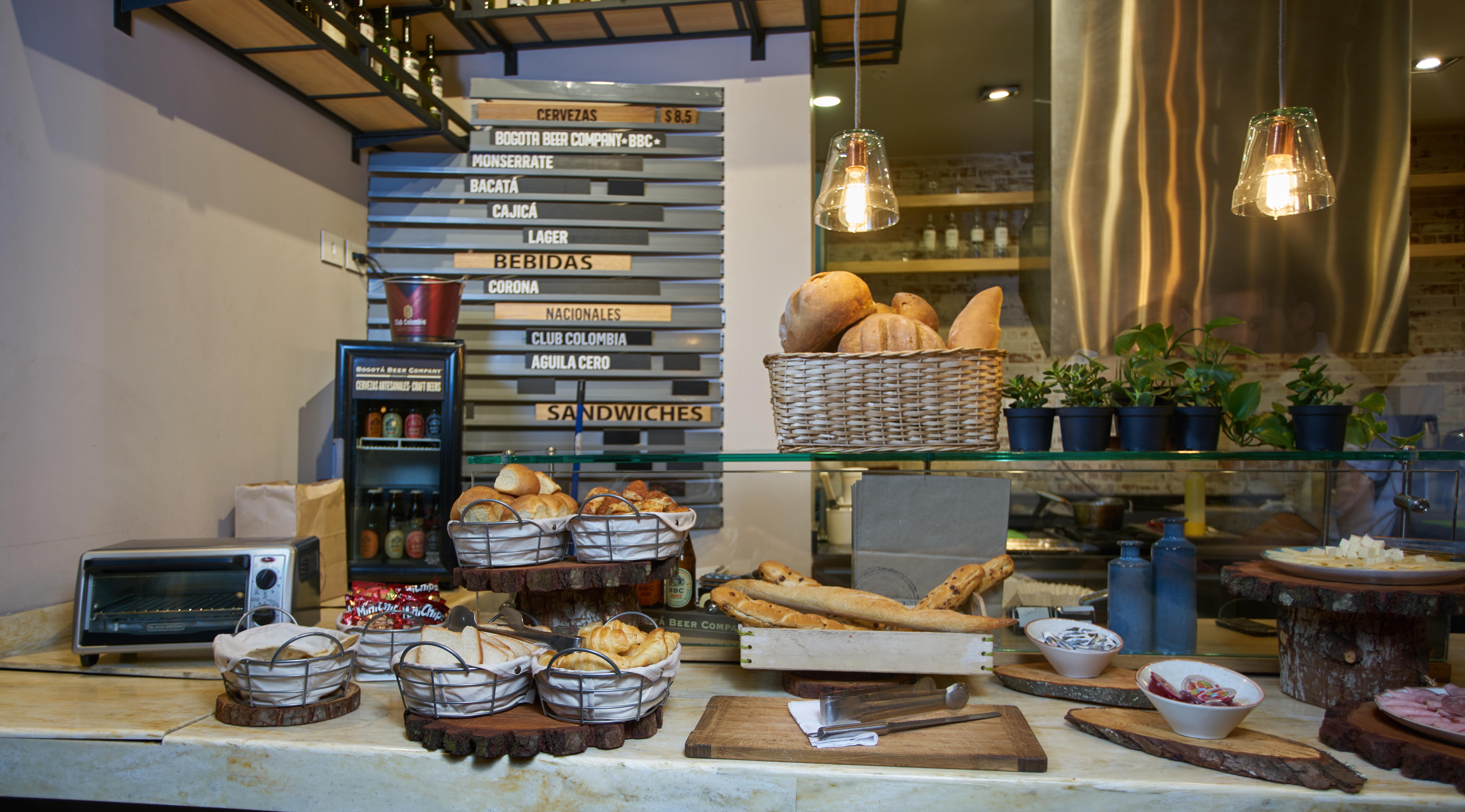 Hotel 100 Luxury Suites By Preferred Bogota Ngoại thất bức ảnh A typical display at a Spanish bakery