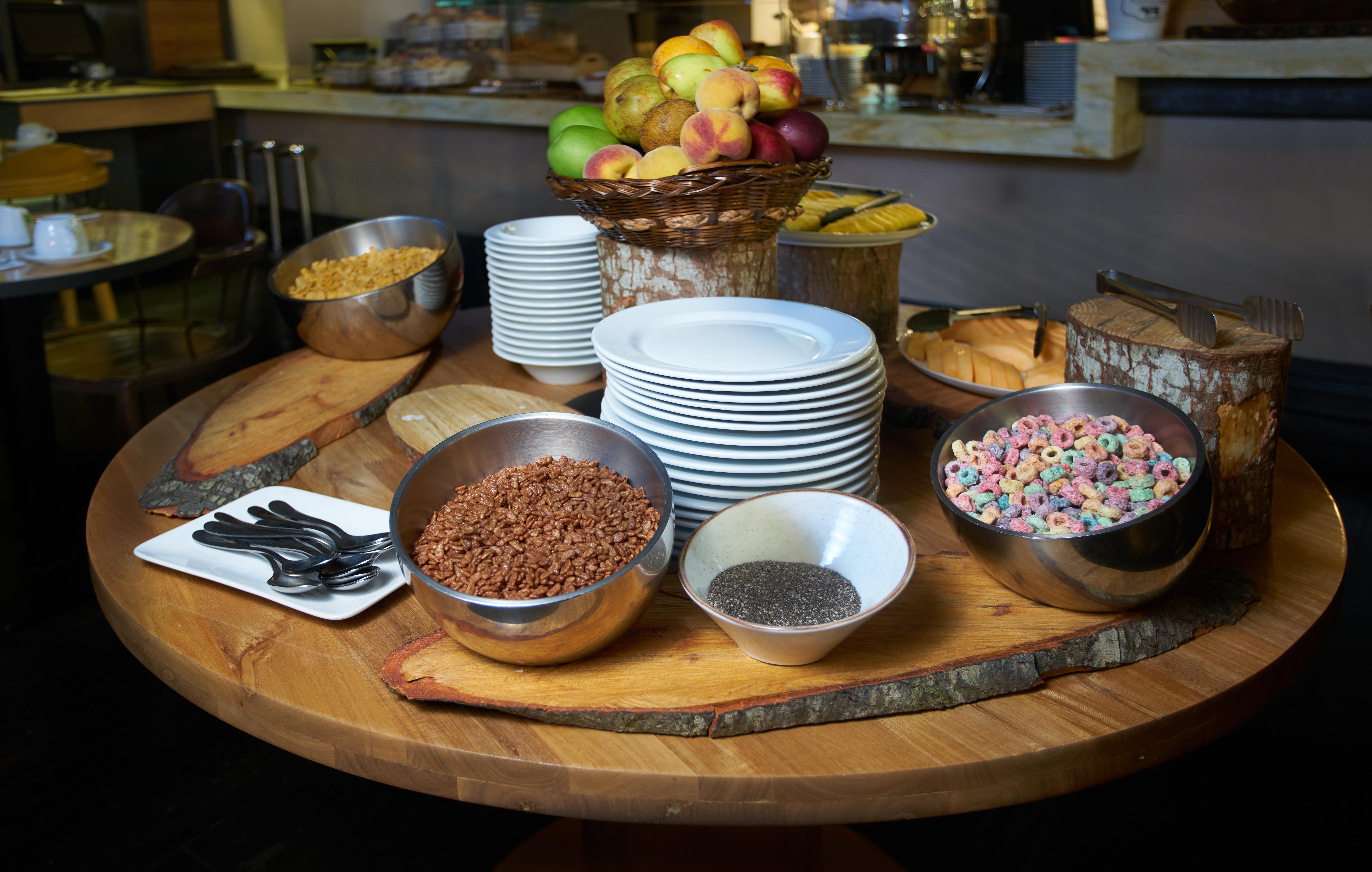 Hotel 100 Luxury Suites By Preferred Bogota Ngoại thất bức ảnh A breakfast buffet at a hotel