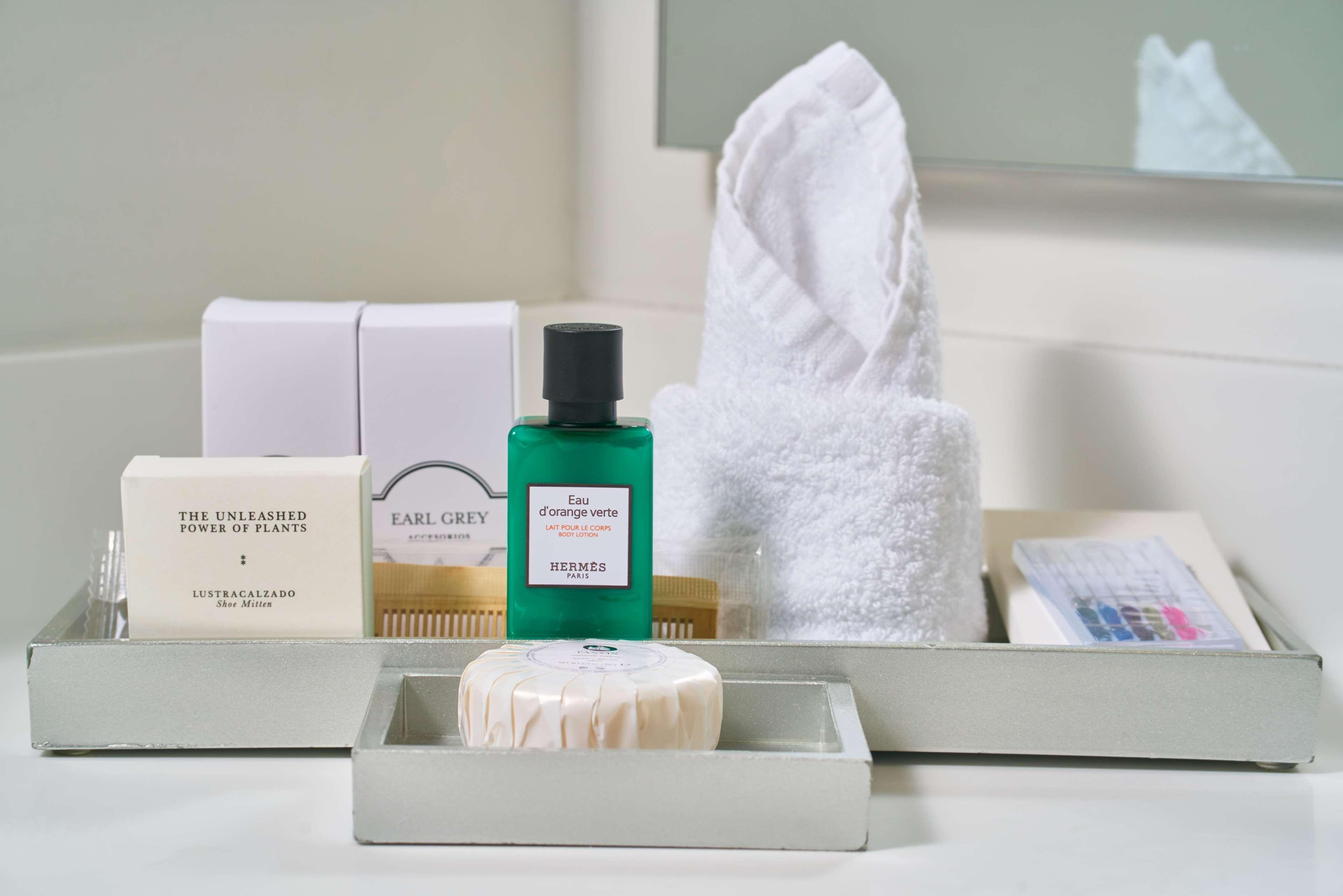 Hotel 100 Luxury Suites By Preferred Bogota Ngoại thất bức ảnh A selection of toiletries