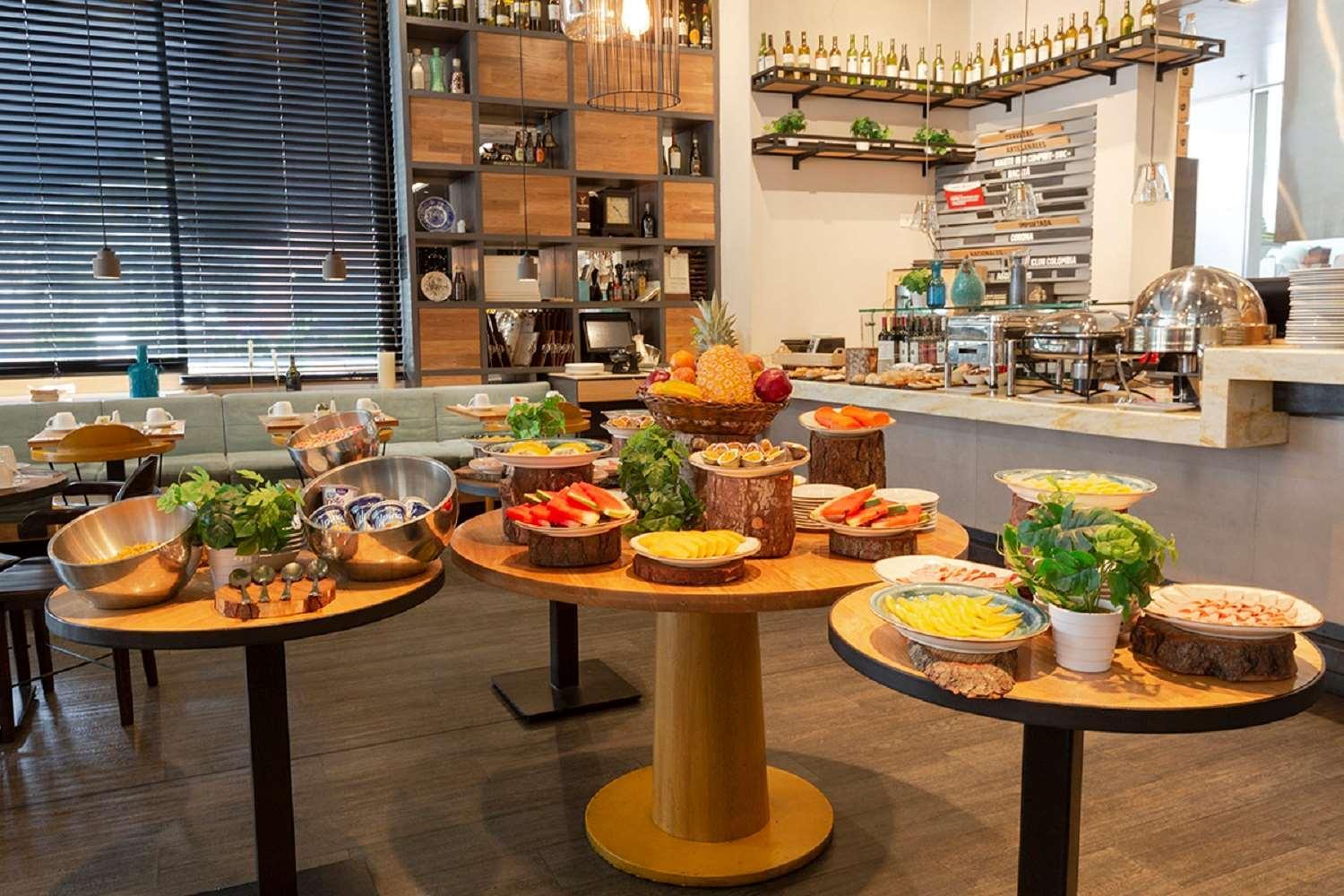 Hotel 100 Luxury Suites By Preferred Bogota Ngoại thất bức ảnh A buffet at a restaurant