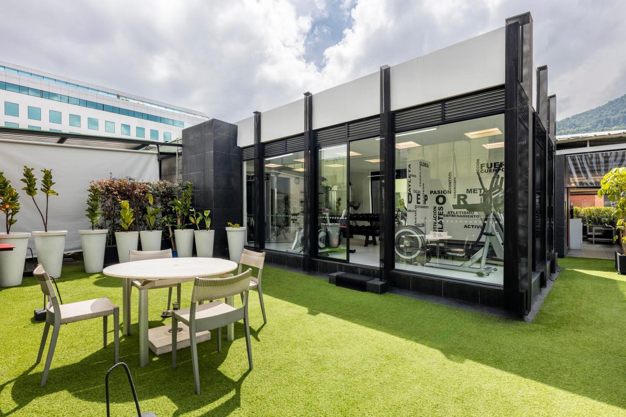 Hotel 100 Luxury Suites By Preferred Bogota Ngoại thất bức ảnh The gym at the top of the building