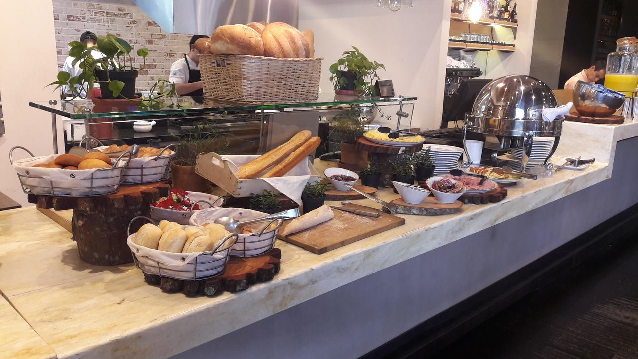 Hotel 100 Luxury Suites By Preferred Bogota Ngoại thất bức ảnh A buffet at a hotel