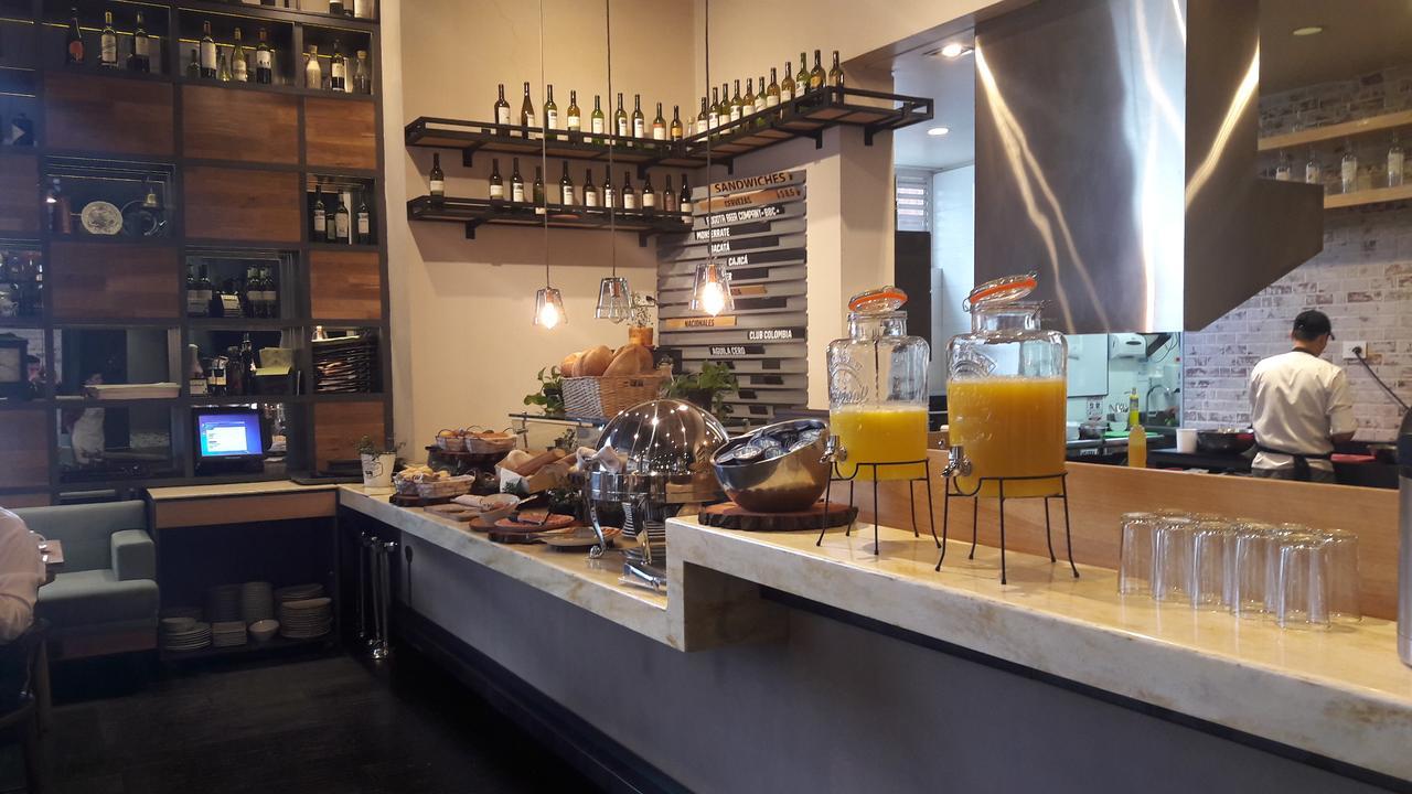 Hotel 100 Luxury Suites By Preferred Bogota Ngoại thất bức ảnh The bar at the restaurant