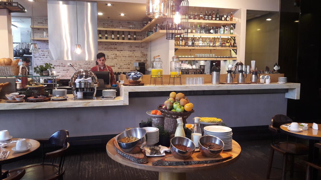 Hotel 100 Luxury Suites By Preferred Bogota Ngoại thất bức ảnh The bar at the restaurant