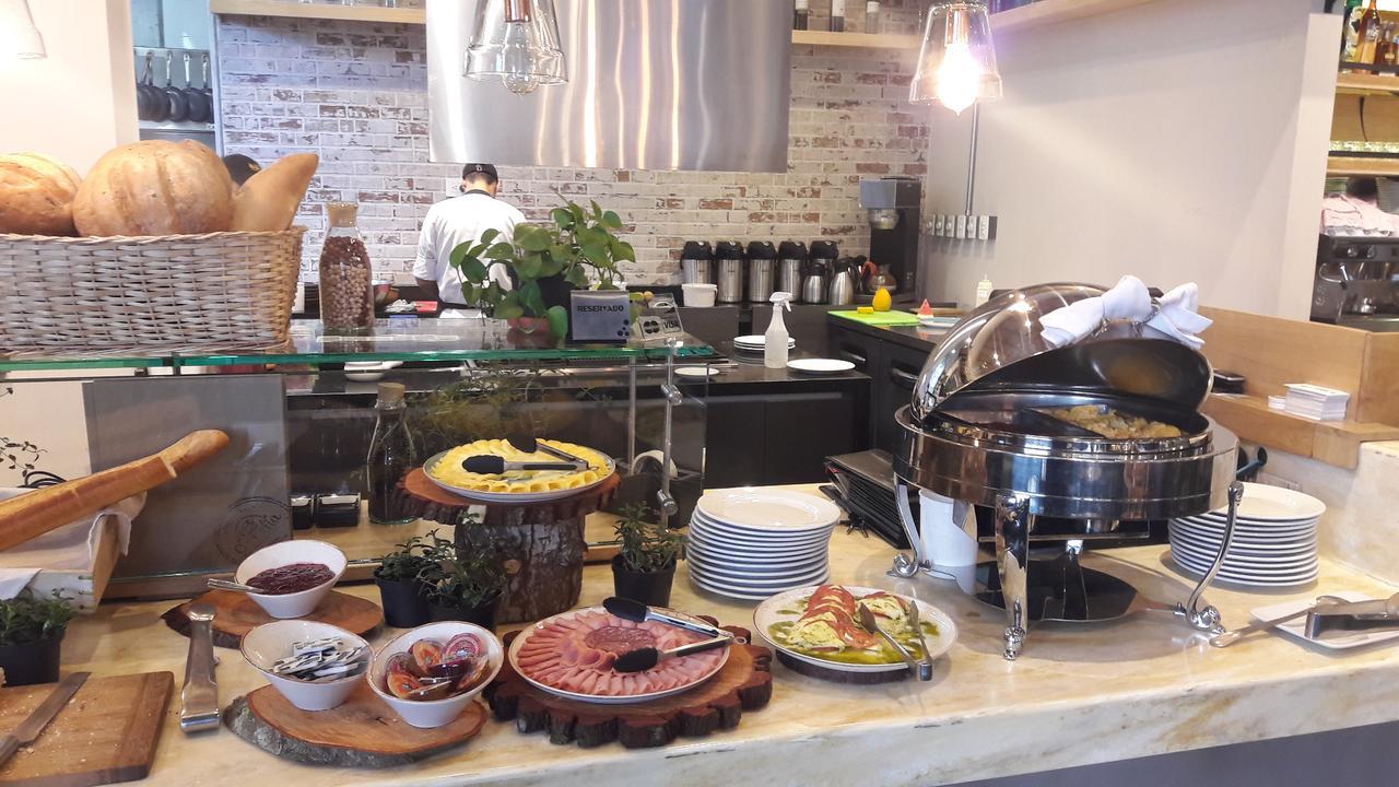 Hotel 100 Luxury Suites By Preferred Bogota Ngoại thất bức ảnh A buffet at a restaurant